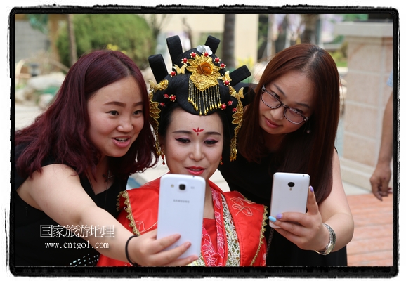 6月19日，端午節(jié)的前一天，甘肅平?jīng)鍪嗅轻紖^(qū)南山公園澳廈麗灣小區(qū)“邀請(qǐng)”唐朝被譽(yù)為四大美女之一的“楊貴妃”前來與市民見面，共度“端午佳節(jié)”。期間，“貴妃娘娘”由一名解說人員做向?qū)?，與小區(qū)居民一同游玩、賞景、互敬酒水、合影留念，并現(xiàn)場(chǎng)贈(zèng)送大人小孩粽子、香包和糖果。