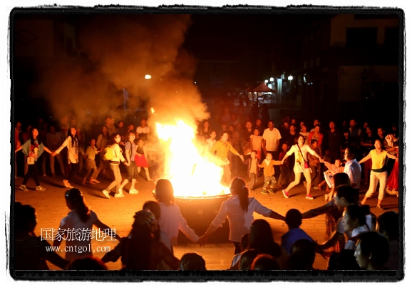 甘肅平?jīng)鍪嗅轻脊沛?zhèn)舉辦了篝火晚會，1000余名市民參與其中，大家載歌載舞，在歡快熱鬧的氣氛中為每一位父親送祝福。父親節(jié)（Father's Day），顧名思義是感恩父親的節(jié)日。約始于二十世紀(jì)初，起源于美國，現(xiàn)已廣泛流傳于世界各地，節(jié)日日期因地域而存在差異。