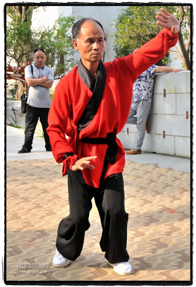 6月20日，小朋友們和中國武術愛好者們在江西省婺源縣熹園景區(qū)表演中國傳統(tǒng)的中國武術功夫，吸引許多游人前來駐足觀看。當日是中國傳統(tǒng)的端午節(jié)，江西省婺源縣的中國武術愛好者們通過表演中國武術功夫，打太極，表演了少林棍、硬氣功、自選拳等少林寺功夫，讓孩子們從小學習中國武術，傳承中國武德，感受先人過端午的氛圍。