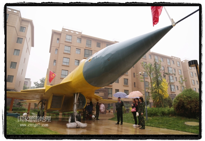 小區(qū)突然出現(xiàn)“飛機坦克”，其中殲15艦載戰(zhàn)斗機一架、99式主戰(zhàn)坦克一輛、武直-10武裝直升機一架，吸引了眾多市民雨中圍觀、合影。