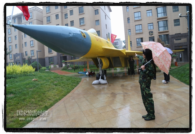 小區(qū)突然出現(xiàn)“飛機坦克”，其中殲15艦載戰(zhàn)斗機一架、99式主戰(zhàn)坦克一輛、武直-10武裝直升機一架，吸引了眾多市民雨中圍觀、合影。