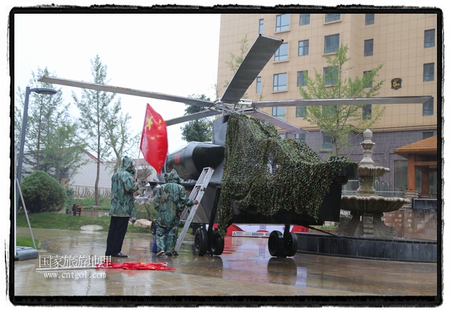 小區(qū)突然出現(xiàn)“飛機坦克”，其中殲15艦載戰(zhàn)斗機一架、99式主戰(zhàn)坦克一輛、武直-10武裝直升機一架，吸引了眾多市民雨中圍觀、合影。