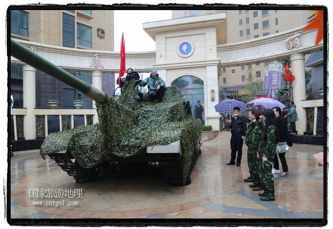 小區(qū)突然出現(xiàn)“飛機坦克”，其中殲15艦載戰(zhàn)斗機一架、99式主戰(zhàn)坦克一輛、武直-10武裝直升機一架，吸引了眾多市民雨中圍觀、合影。