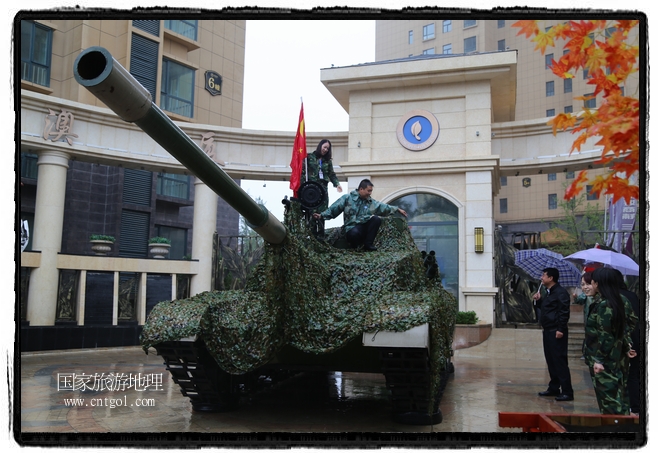 小區(qū)突然出現(xiàn)“飛機坦克”，其中殲15艦載戰(zhàn)斗機一架、99式主戰(zhàn)坦克一輛、武直-10武裝直升機一架，吸引了眾多市民雨中圍觀、合影。