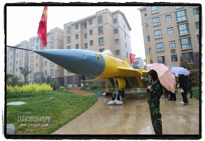 小區(qū)突然出現(xiàn)“飛機坦克”，其中殲15艦載戰(zhàn)斗機一架、99式主戰(zhàn)坦克一輛、武直-10武裝直升機一架，吸引了眾多市民雨中圍觀、合影。