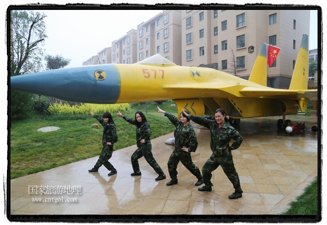 小區(qū)突然出現(xiàn)“飛機坦克”，其中殲15艦載戰(zhàn)斗機一架、99式主戰(zhàn)坦克一輛、武直-10武裝直升機一架，吸引了眾多市民雨中圍觀、合影。