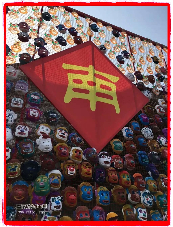 中國(guó)規(guī)模最大的猴面具彩繪在南潯古鎮(zhèn)展示。猴子真是今年最紅的動(dòng)物。 