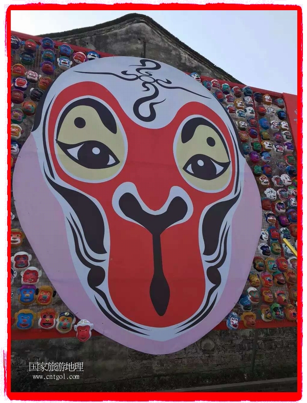 中國(guó)規(guī)模最大的猴面具彩繪在南潯古鎮(zhèn)展示。猴子真是今年最紅的動(dòng)物。 