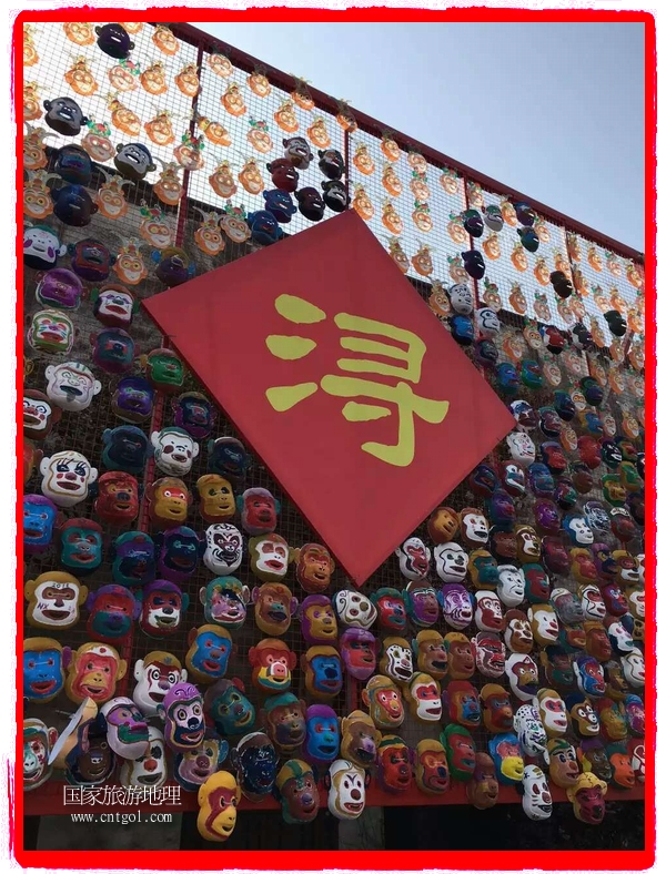 中國(guó)規(guī)模最大的猴面具彩繪在南潯古鎮(zhèn)展示。猴子真是今年最紅的動(dòng)物。 