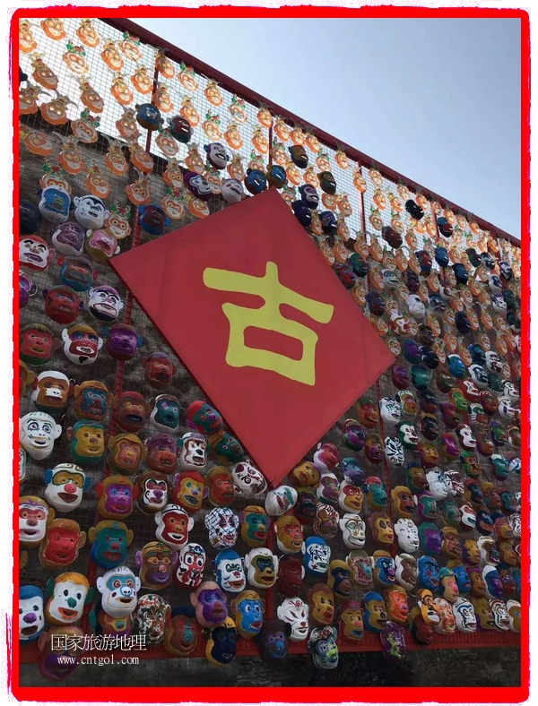 中國(guó)規(guī)模最大的猴面具彩繪在南潯古鎮(zhèn)展示。猴子真是今年最紅的動(dòng)物。 