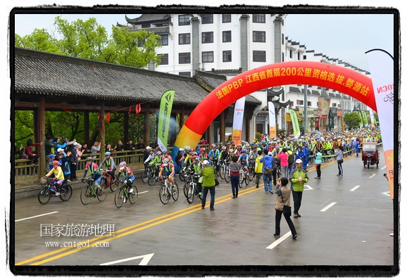 來(lái)自江西、安徽、浙江、福建等省市近千名選手參加了比賽，婺源賽道沿途的秀美風(fēng)光和徽派古村落，給參賽選手留下美好的印象。
