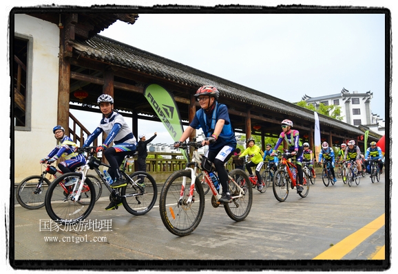 來(lái)自江西、安徽、浙江、福建等省市近千名選手參加了比賽，婺源賽道沿途的秀美風(fēng)光和徽派古村落，給參賽選手留下美好的印象。