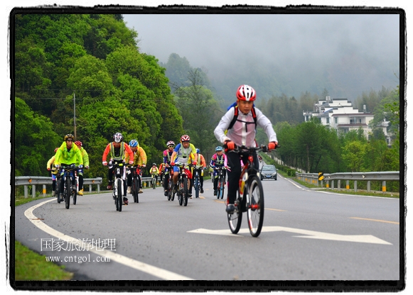 來(lái)自江西、安徽、浙江、福建等省市近千名選手參加了比賽，婺源賽道沿途的秀美風(fēng)光和徽派古村落，給參賽選手留下美好的印象。