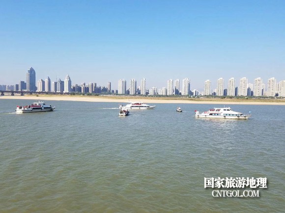 江西開(kāi)展呵護(hù)一湖清水，嚴(yán)厲打擊非法采砂行動(dòng)（圖）